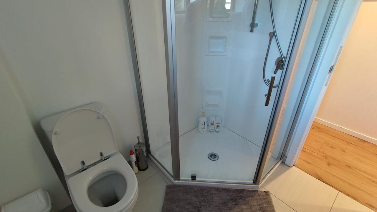 Pencarrow Lakeside Apartment Куийнстаун Екстериор снимка