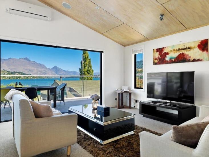Pencarrow Lakeside Apartment Куийнстаун Екстериор снимка