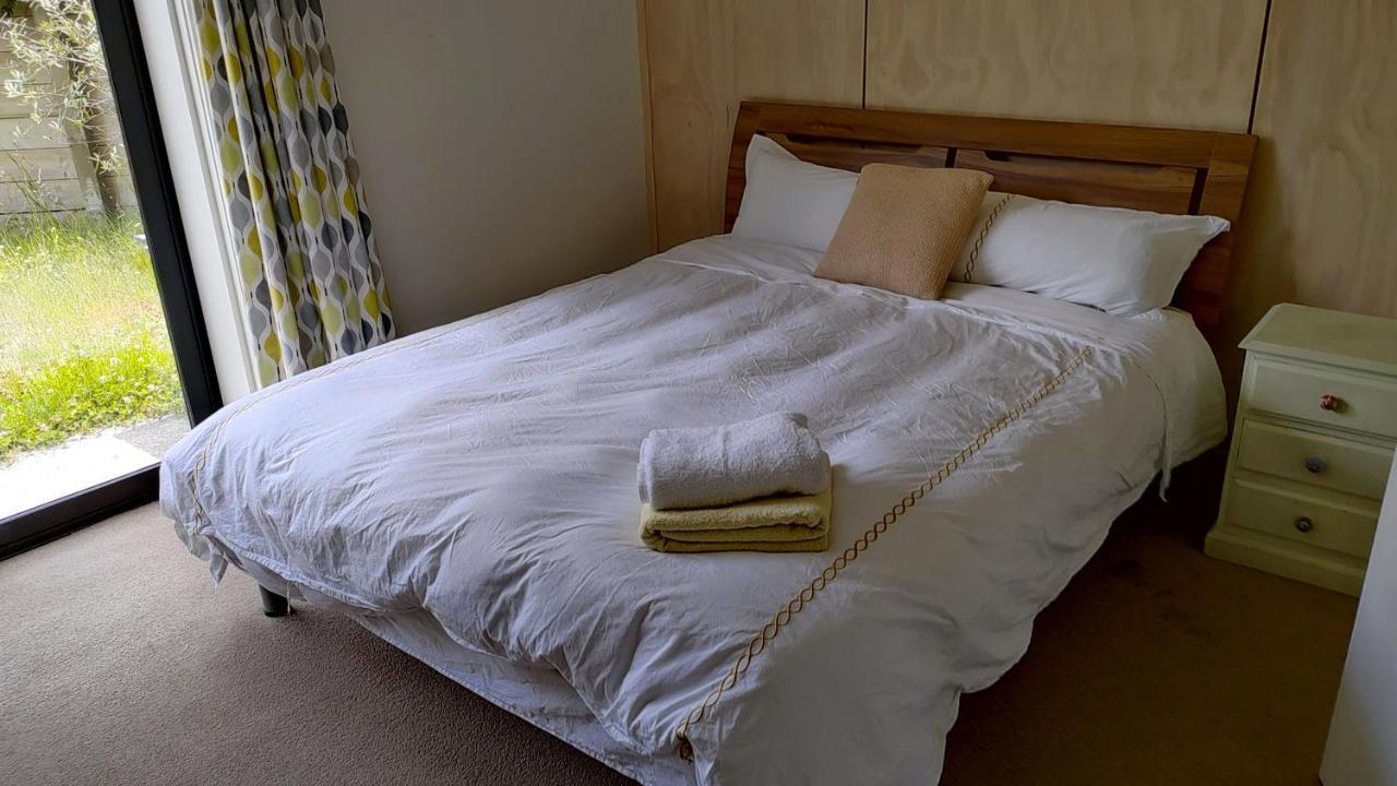 Pencarrow Lakeside Apartment Куийнстаун Екстериор снимка